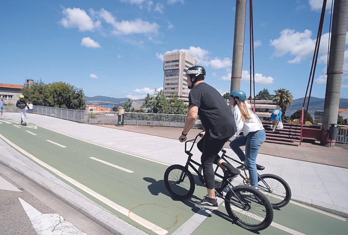 Dos ciclistas se desplazan en uno de los carriles bici de Vigo.