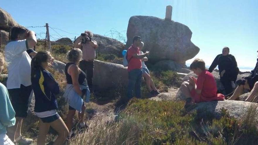 Caminata del BNG al lado del cierre de la batería militar. // Muñiz