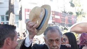 Coppola entra en escena en Cannes con bastón y sombrero panamá y del brazo de Adam Driver