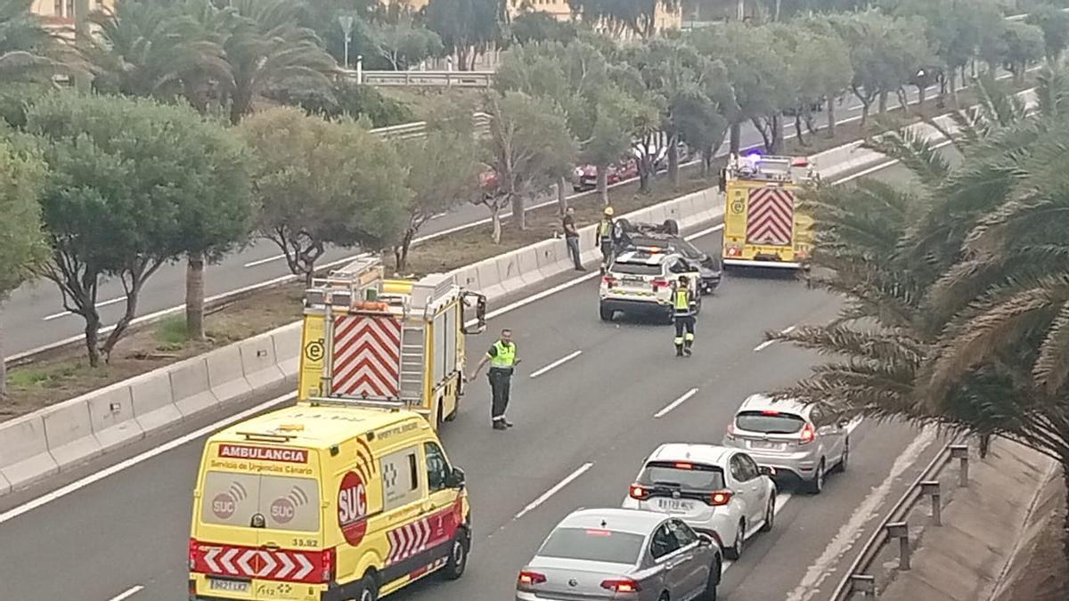 Vuelco de un coche en la GC-1 activa a bomberos y Guardia Civil
