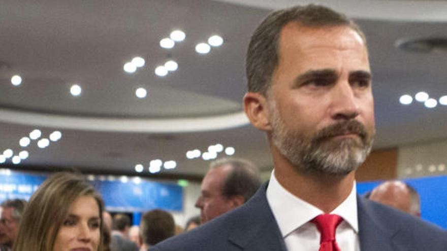 El Príncipe Felipe, abanderado de la delegación española.