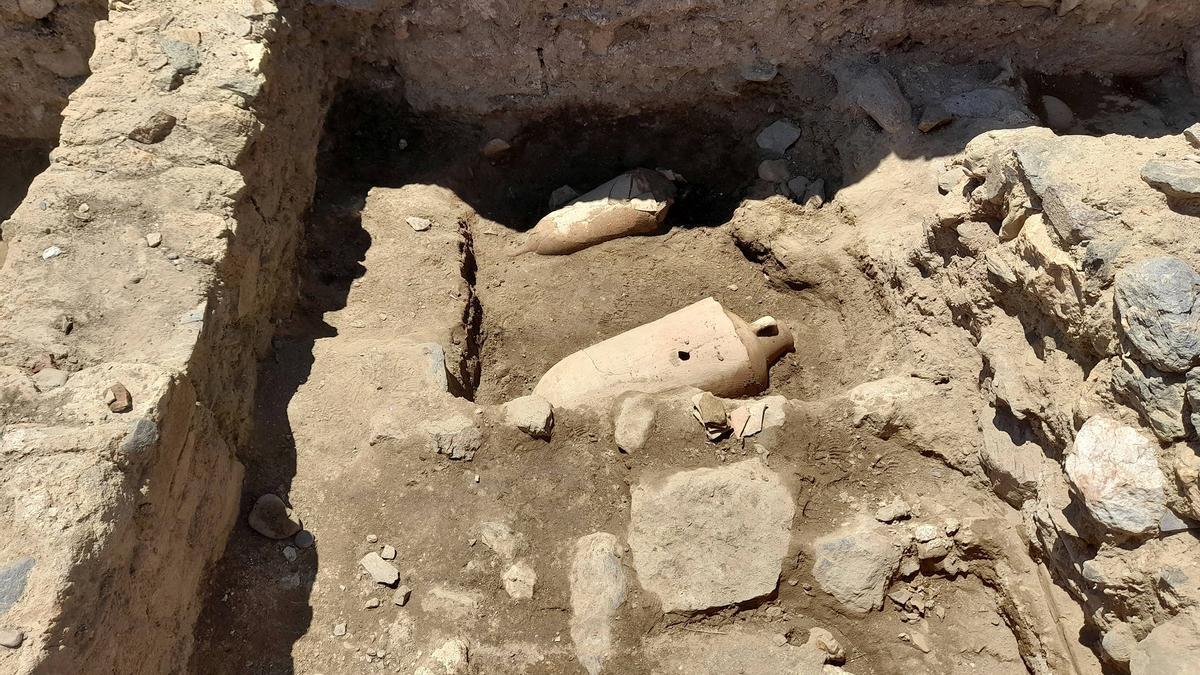 Una de les necròpolis infantils en àmfora descoberta al sud del monestir de la Ciutadella de Roses.