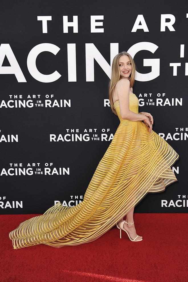 Amanda Seyfried, de amarillo, en el estreno de The Art of Racing in the Rain