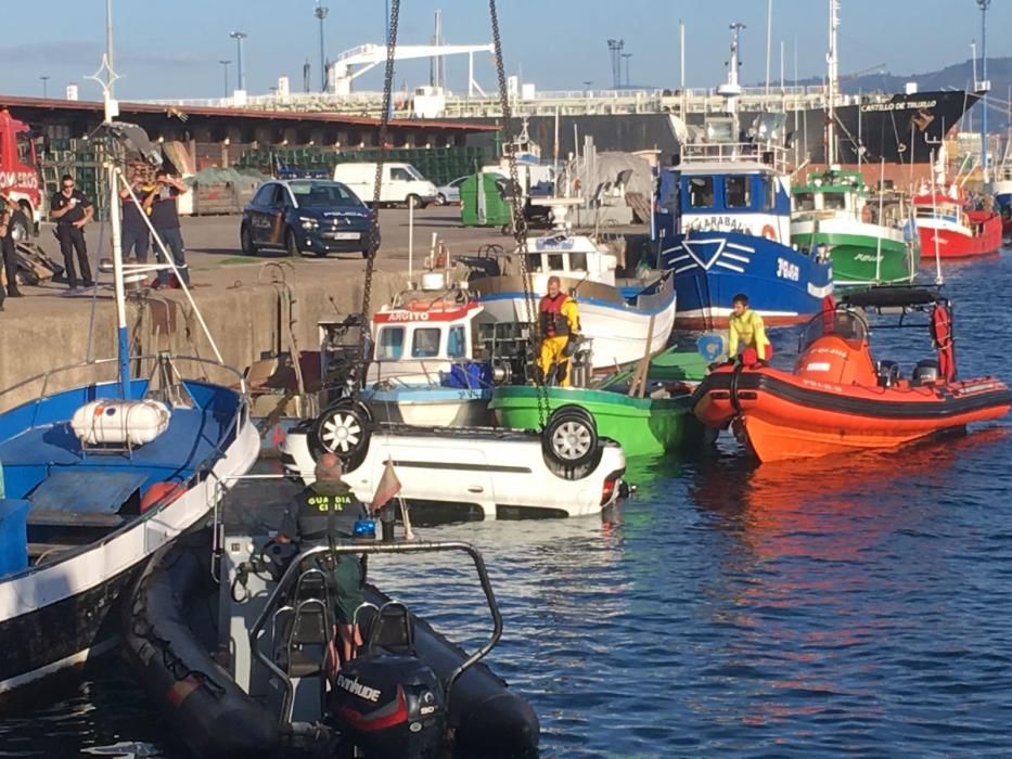 Operativo de rescate en El Musel para recuperar el cadáver de un hombre que cayó al mar con su coche.