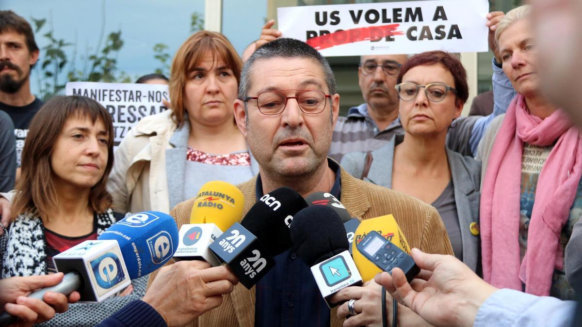 Pla mitjà de l'alcalde de Castelló, Salvi Güell, durant l'atenció als mitjans a les portes dels jutjats de Figueres aquest 29 d'octubre del 2019.