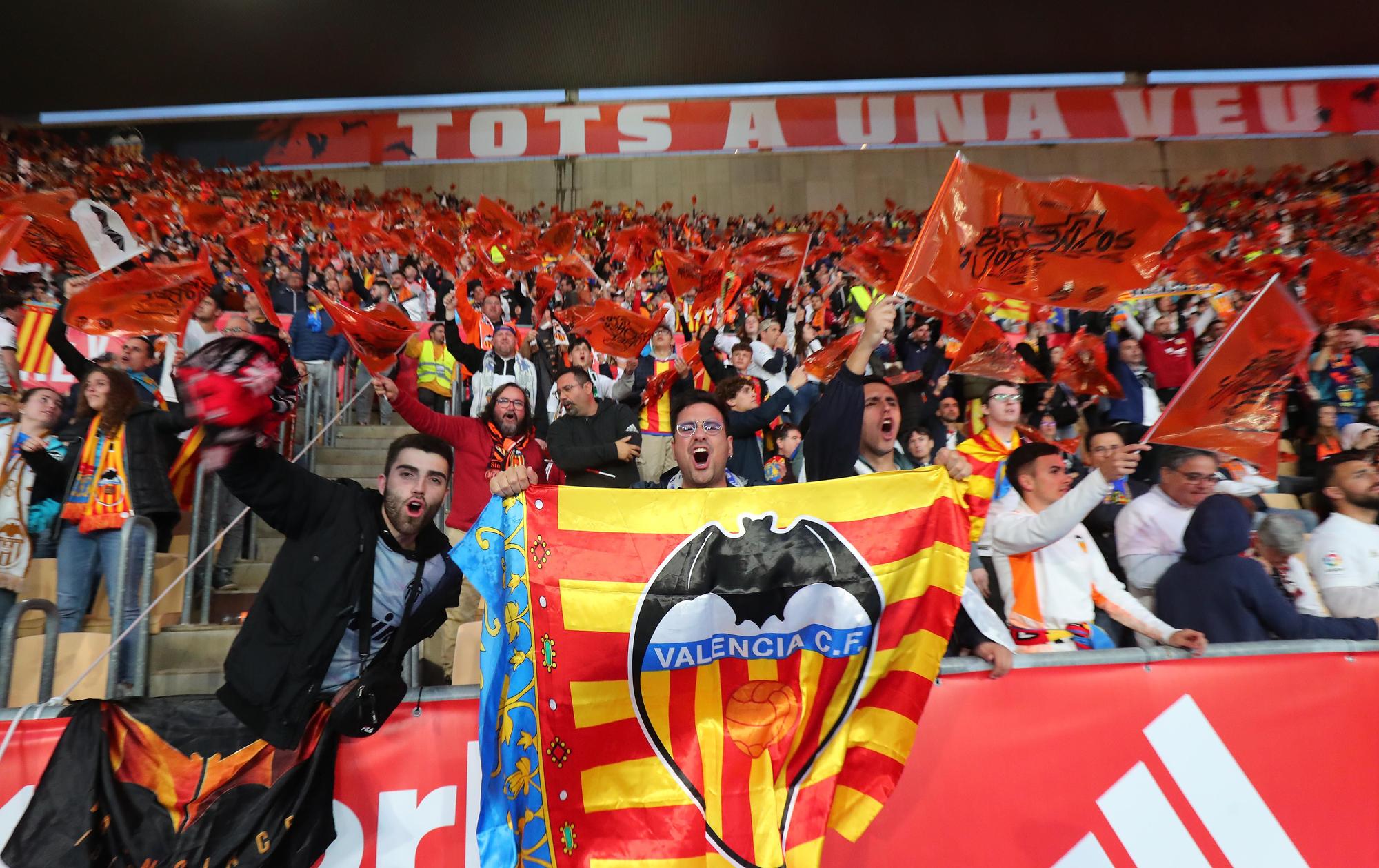La afición valencianista llena de color el estadio de La cartuja