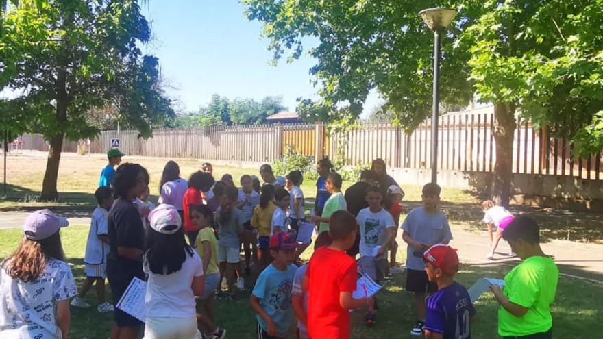 Uno de los grupos jugando en las inmediaciones del Centro de Educación Vial.