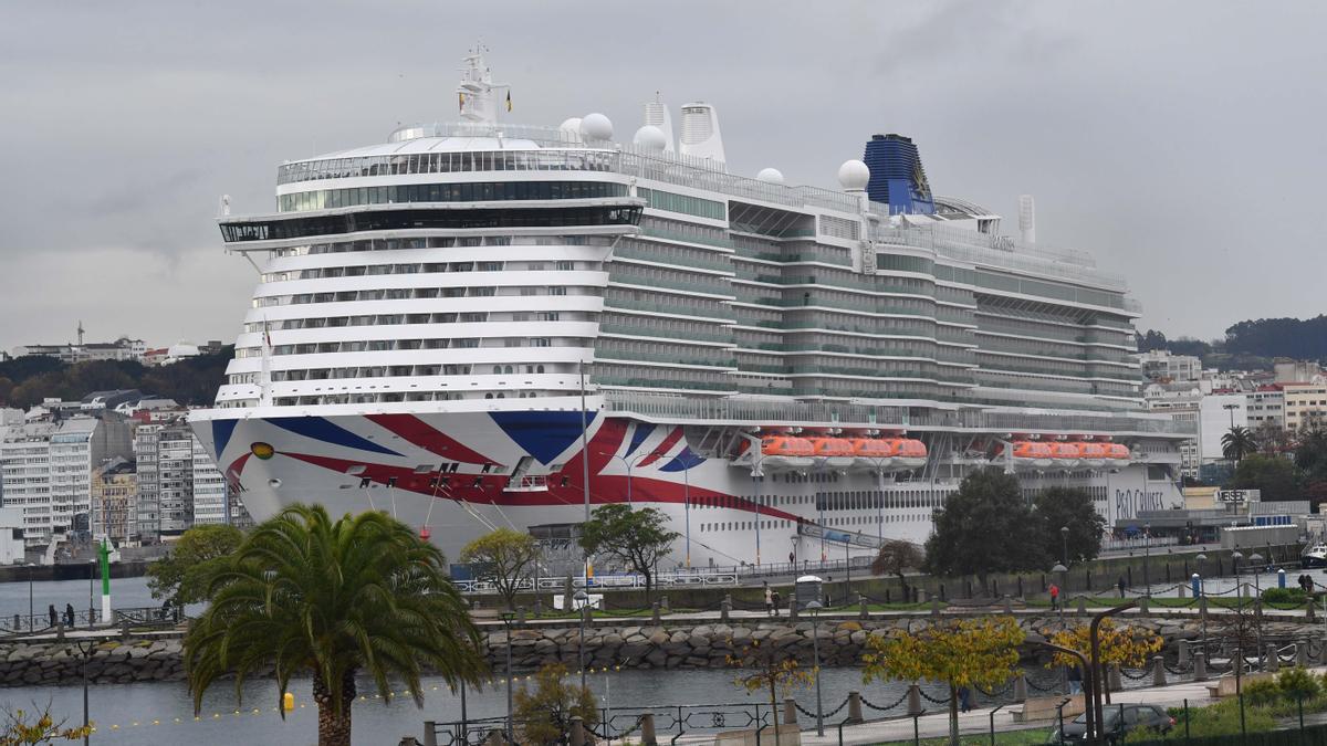 Primera escala en A Coruña del 'Iona', uno de los trasatlánticos más grandes del mundo