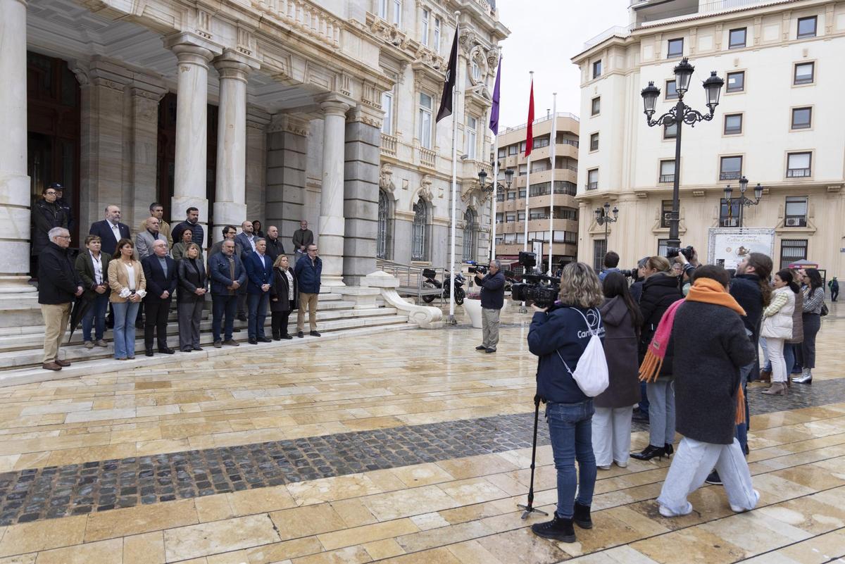 Minuto de silencio en el exterior del Palacio Consistorial de Cartagena en memoria de las víctimas del incendio de Valencia.