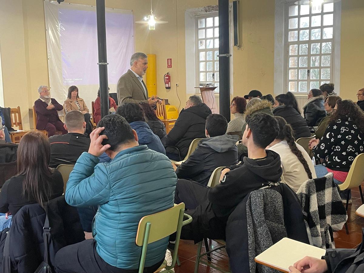 El alcalde se dirige a los alumnos del programa ESCALA de Plasencia, antes de su inauguración.