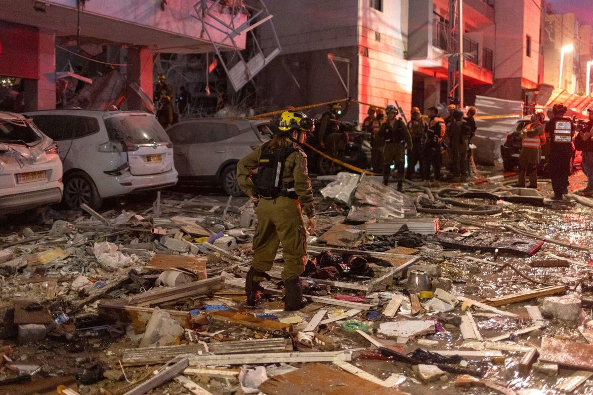 Irán ataca con misiles una zona residencial en Bat Yam, Israel.