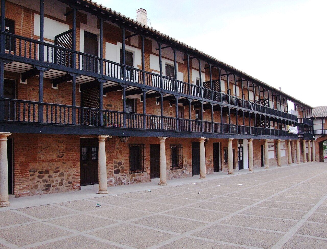 La plaza de San Carlos del Valle es prácticamente un teatro barroco con forma de plaza central.