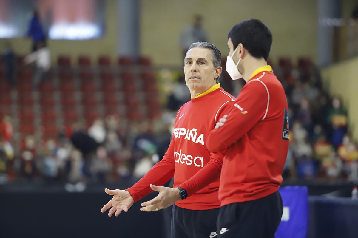 Las imágenes de la selección española de baloncesto con los jóvenes cordobeses en Vista Alegre