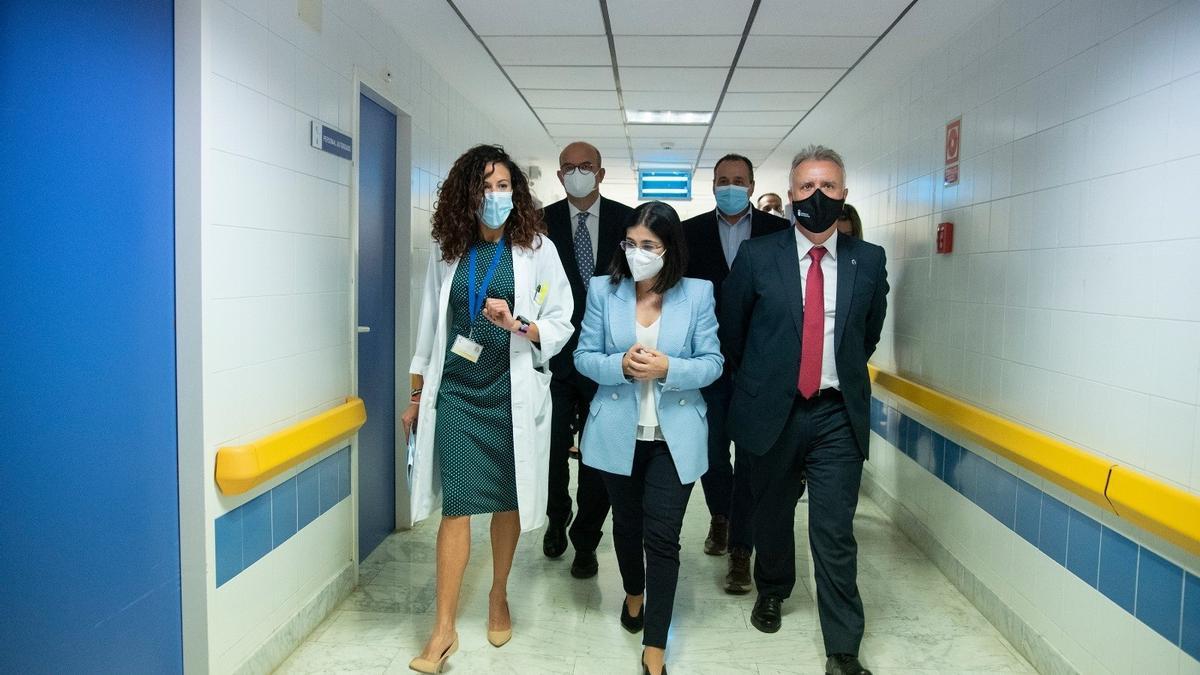 La ministra de Sanidad, Carolina Darias, en una visita al Hospital de La Candelaria