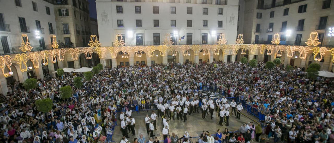 La plaza consistorial se llenó de fieles y festeros