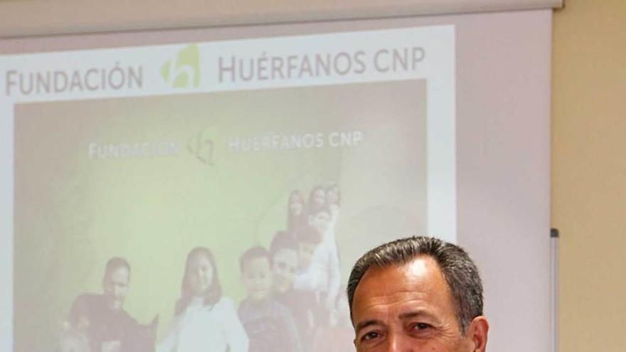 Gonzalo Alonso, presidente de la Fundación Huérfanos del Cuerpo Nacional de Policía, ayer, en la Comisaría de El Natahoyo, en Gijón.