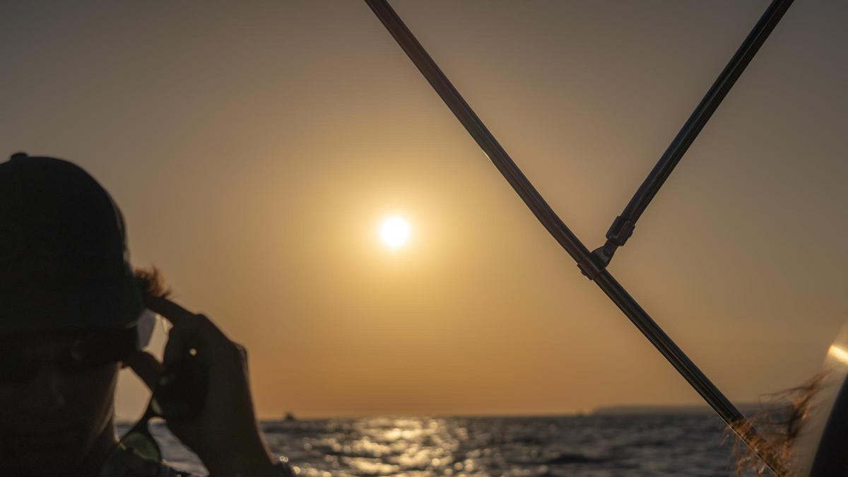El inicio del eclipse visto desde el mar.