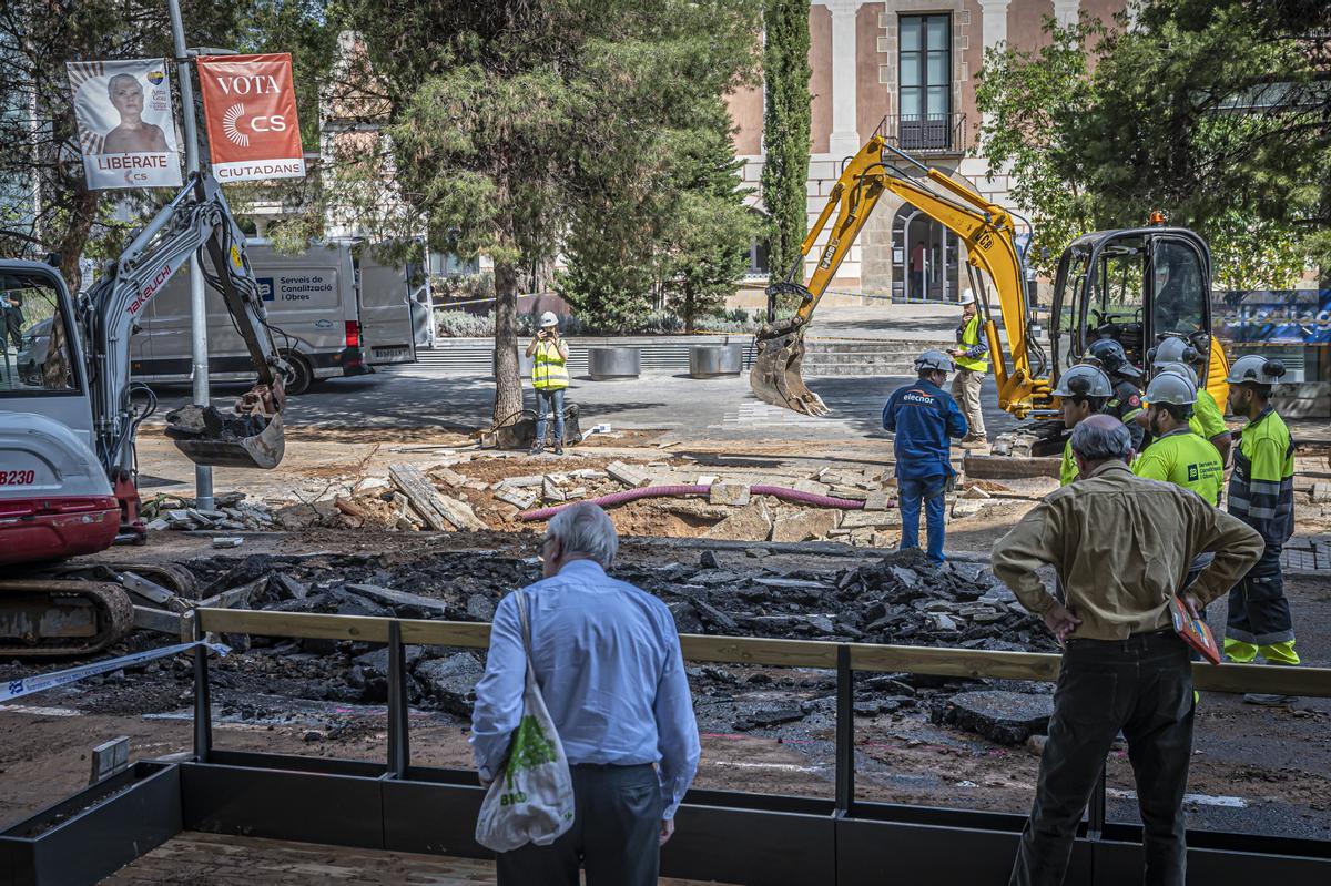 Escape de agua de grandes dimensiones en la avenida Pedralbes con el paseo Manuel Girona de Barcelona