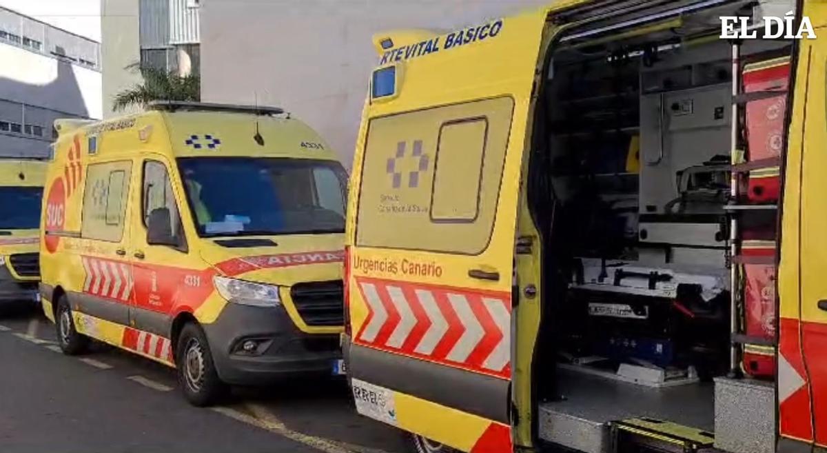 Ambulancias acumuladas a las afueras del Hospital Universitario de Canarias