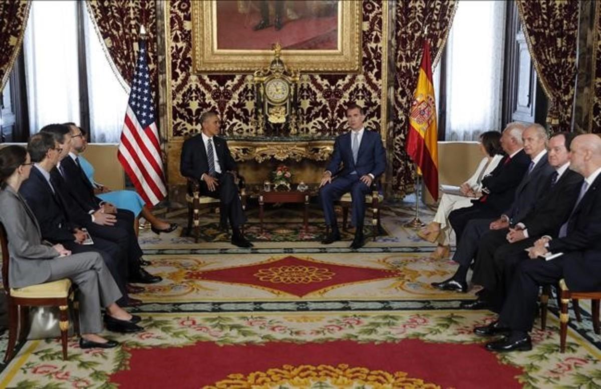 El rey Felipe VI y el presidente de EE. UU. Barack Obama durante la reunión que han mantenido hoy en la Camara Oficial del Palacio Real con motivo de su primera visita oficial a España