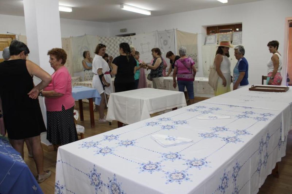 El público llena la exposición de bordados en Requejo. | Araceli Saavedra