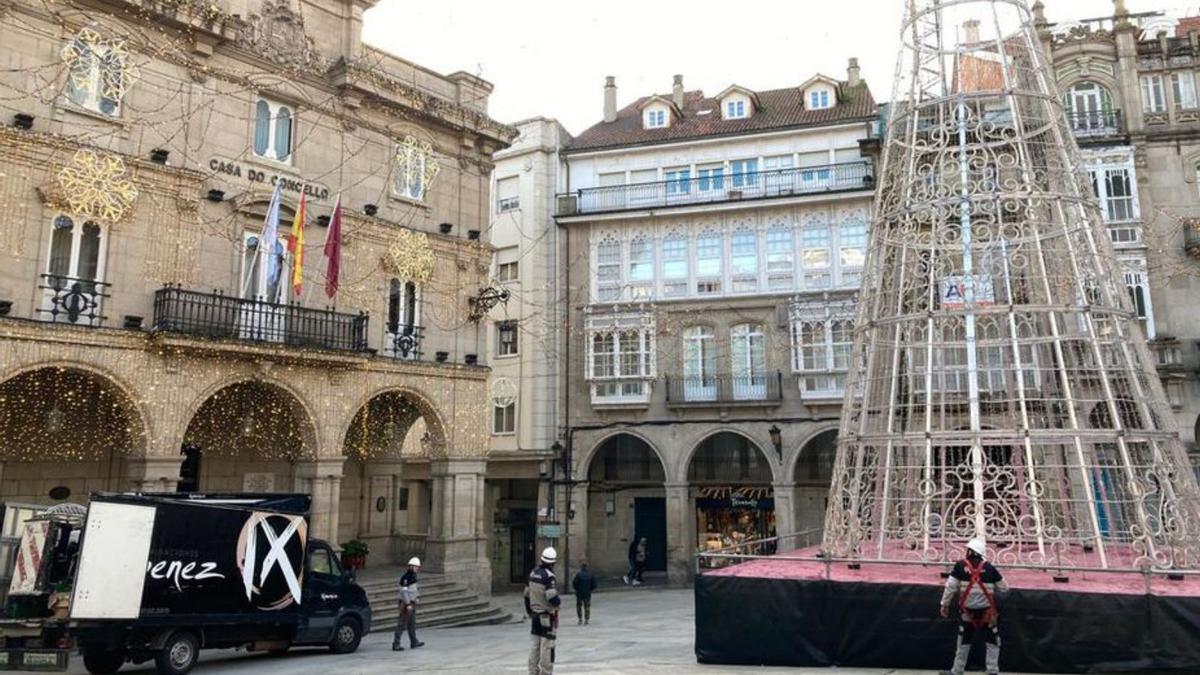 Preparativos para el encendido, ayer en la Praza Maior.   | // F. CASANOVA