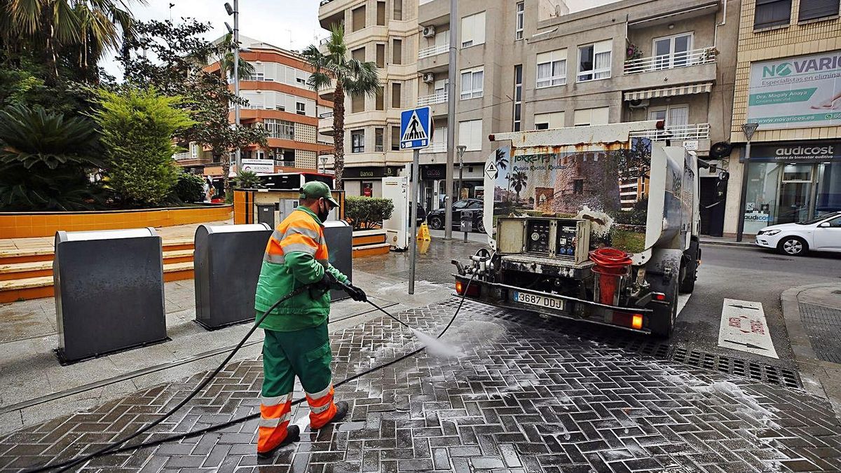 Acciona has carried out the garbage collection and urban cleaning service without a contract since 2016. | JOAQUÍN CARRIÓN Acciona has carried out the garbage collection and urban cleaning service without a contract since 2016. | JOAQUÍN CARRIÓN