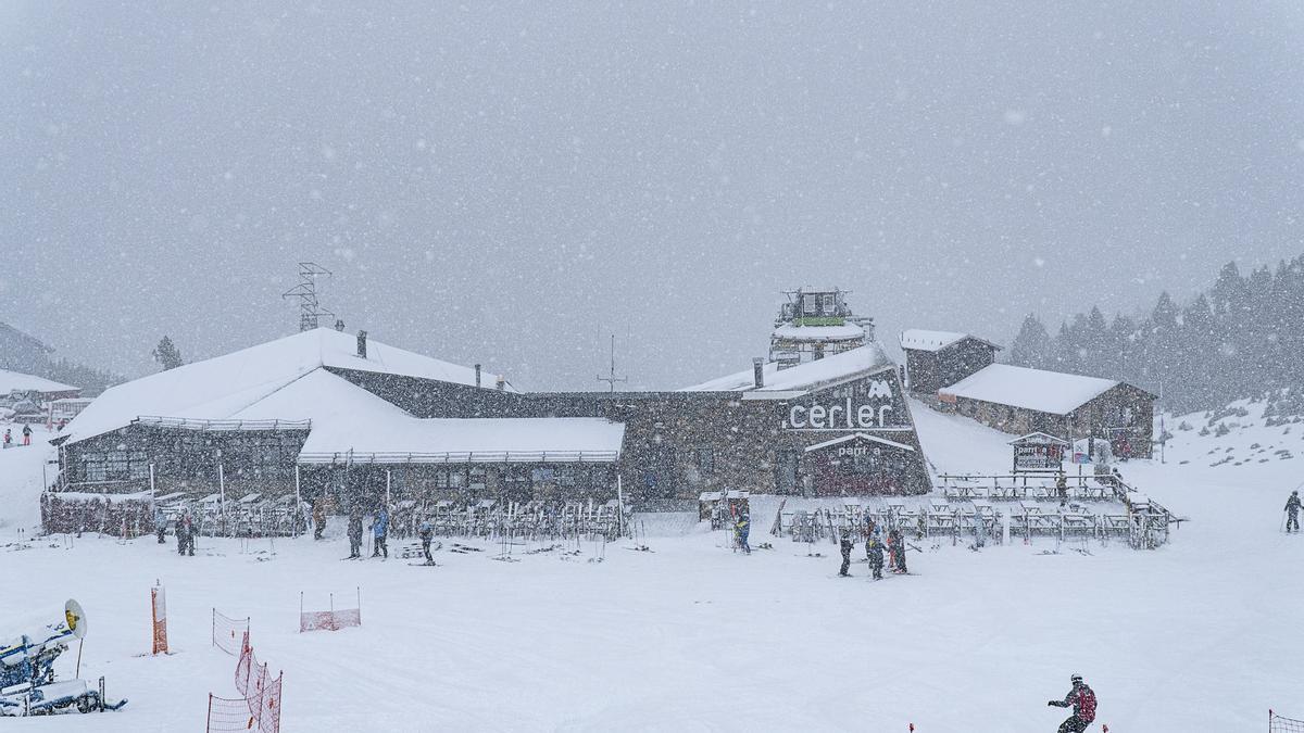 La nieve ha vuelto con gran intensidad a la estación de Cerler.
