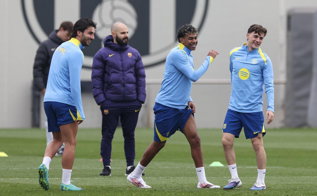 Ferran Torres, Lamine Yamal y Gavi se divierten en el entrenamiento del lunes.