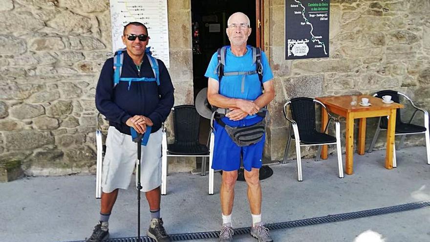 Los  dos peregrinos de Braga que ayer llegaron a pie, en Codeseda.