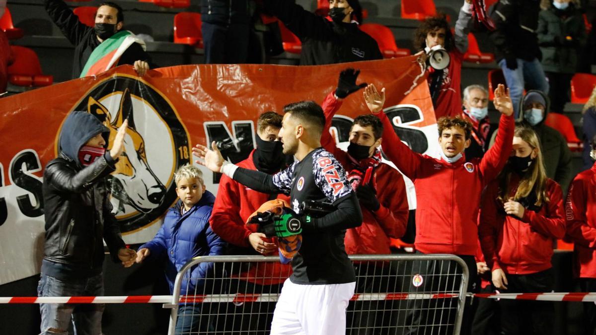 Los jugadores del CD Ibiza festejan el gol de Samu Pinto. | 