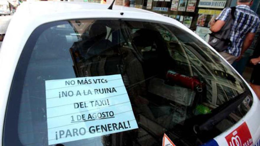 Los taxis de la comarca ya muestran lemas de protesta contra los vehículos con conductor.