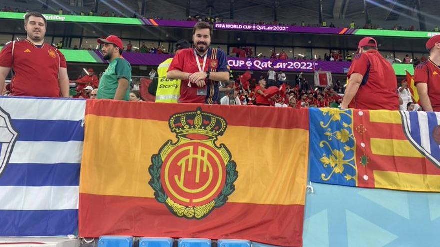 Miquel Ripoll posa en las gradas del Education Center de Rayán antes del partido.