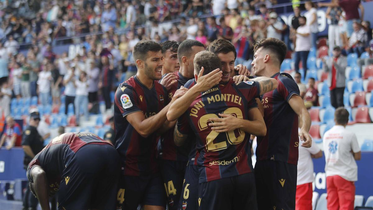 Los jugadores celebran el primer gol de Pablo Martínez. Con los 3 puntos en el casillero ya piensan en la visita a Ibiza y Albacete para confirmar el crecimiento de los últimos partidos