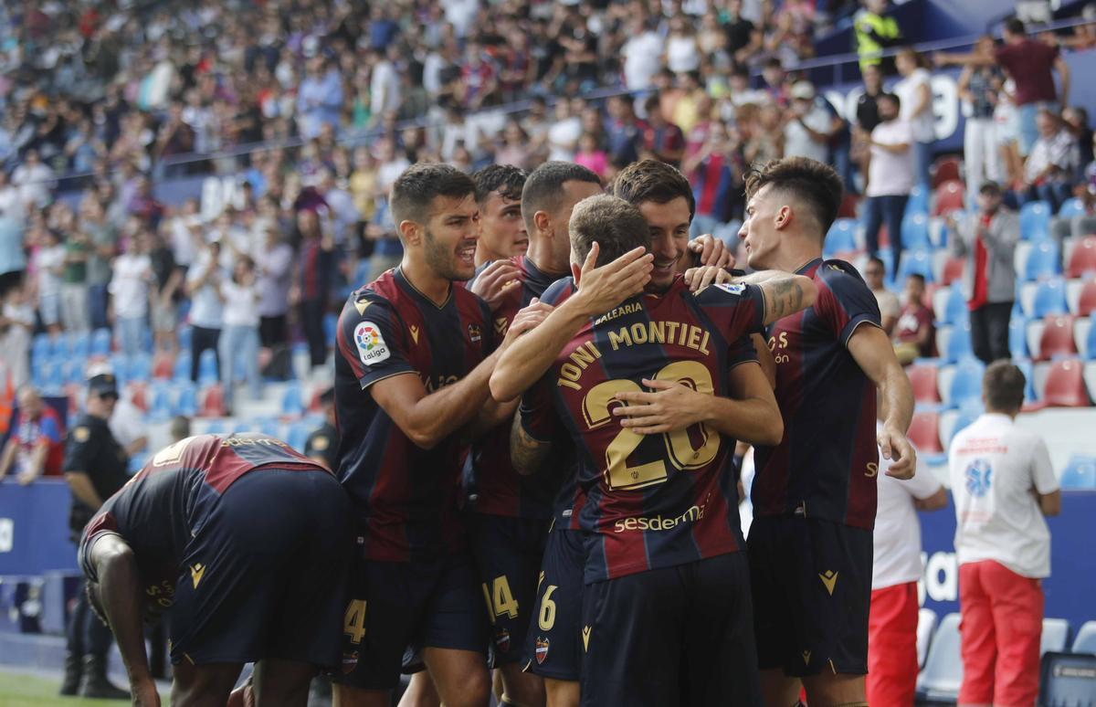 Los jugadores celebran el primer gol de Pablo Martínez. Con los 3 puntos en el casillero ya piensan en la visita a Ibiza y Albacete para confirmar el crecimiento de los últimos partidos