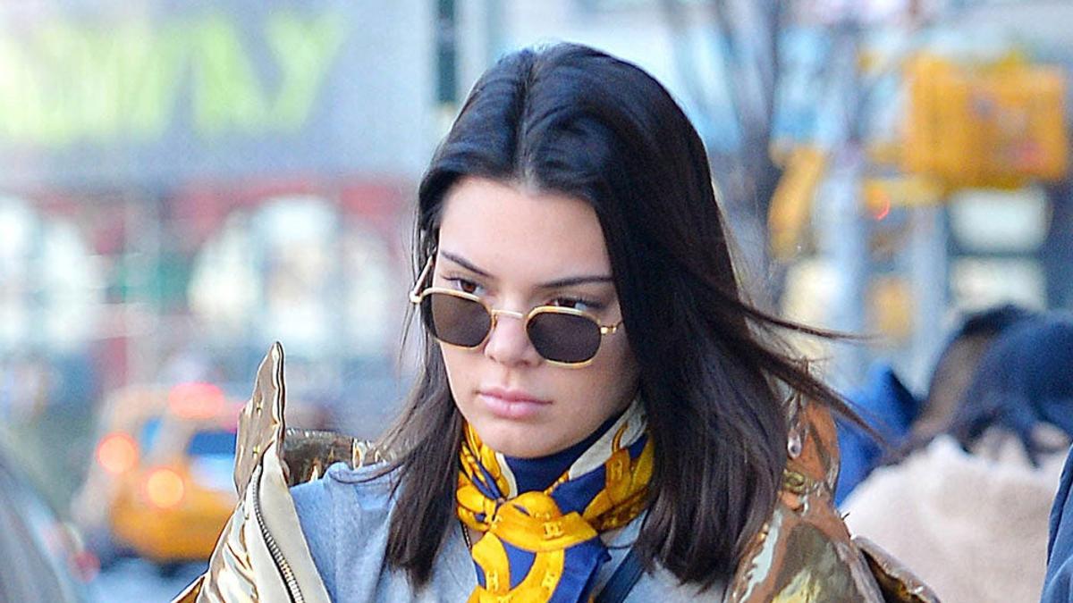 Copia el look de Kendall Jenner con plumas dorado