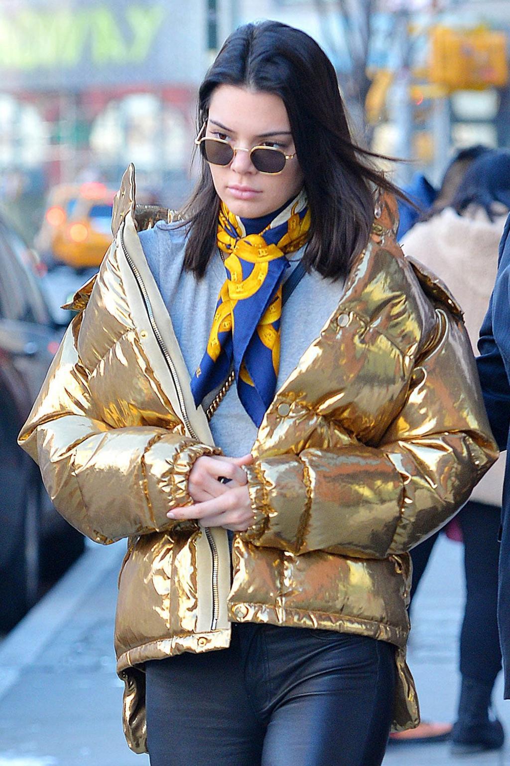 Copia el look de Kendall Jenner con plumas dorado