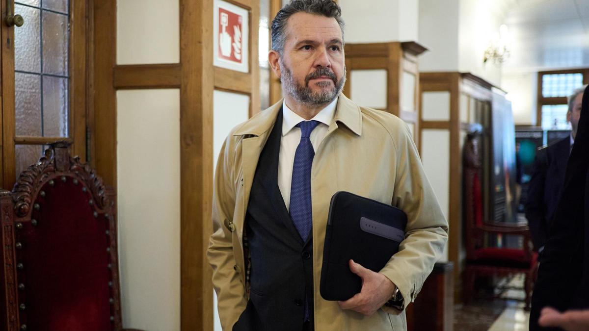 El expresidente de la CNMV, Rodrigo Buenaventura, a su llegada a la quinta jornada de los Cursos de Verano de 2024 de la UIMP, en el hall del Palacio de la Magdalena, a 21 de junio de 2024, en Santander, Cantabria (España).