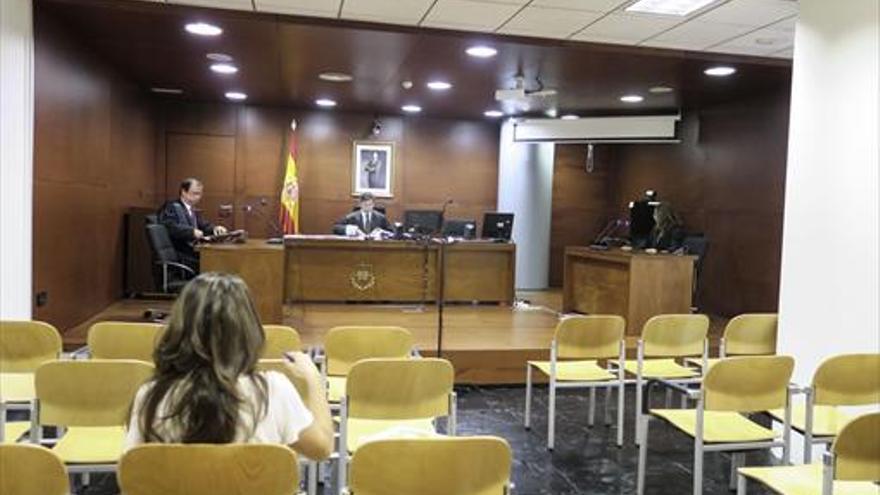 La alcaldesa de Cáceres dice que no se autorizaron los servicios extras al exsecretario