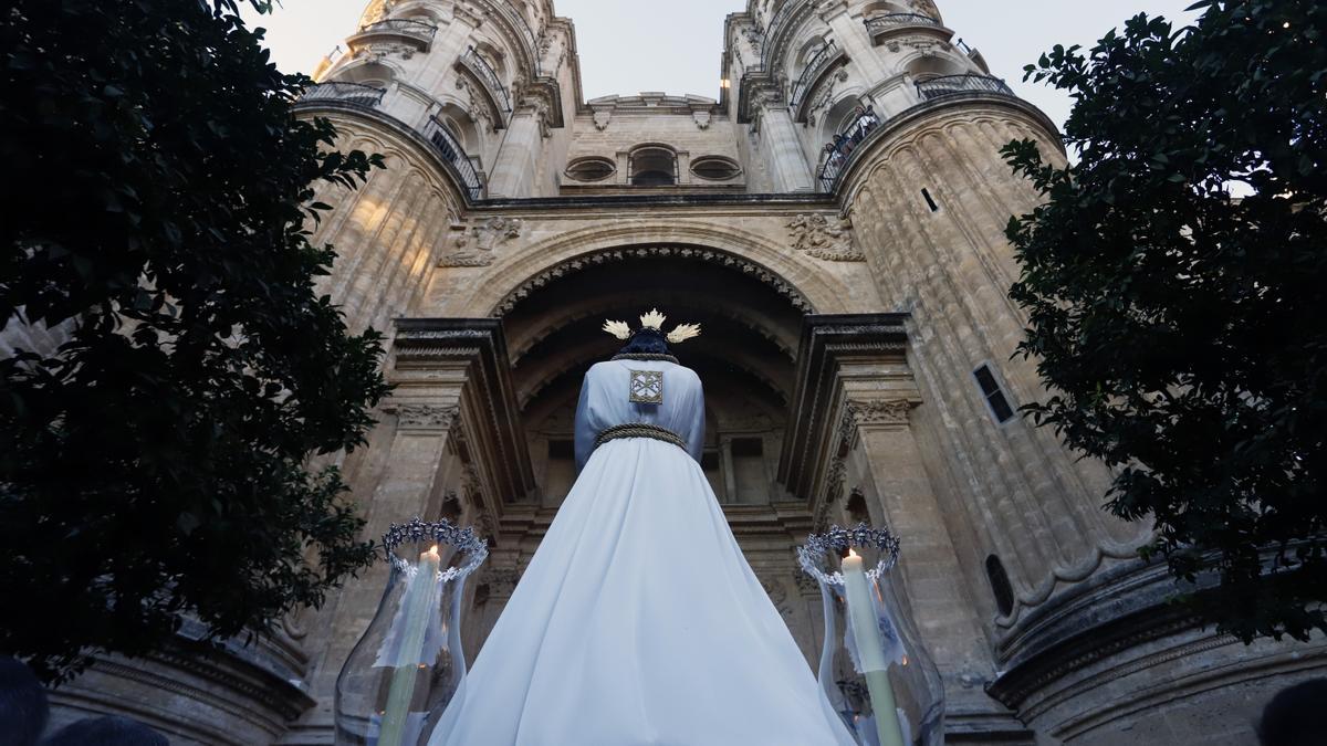 Madrugada de traslados para la veneración 'El Verbo Encarnado' en la Catedral