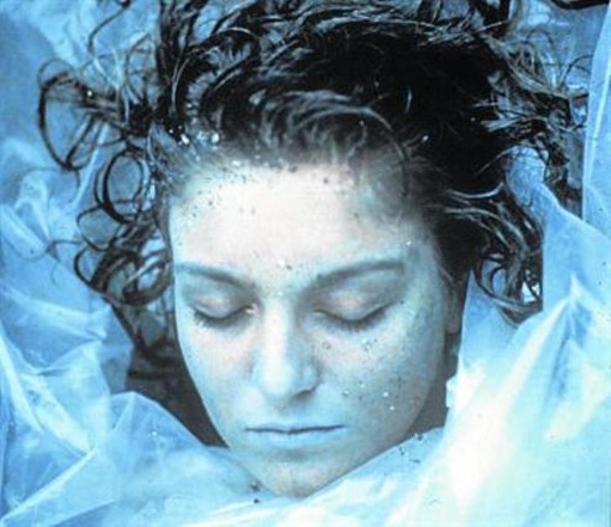 La imatge de ’Twin Peaks’, la cara de Laura Palmer entre plàstics.