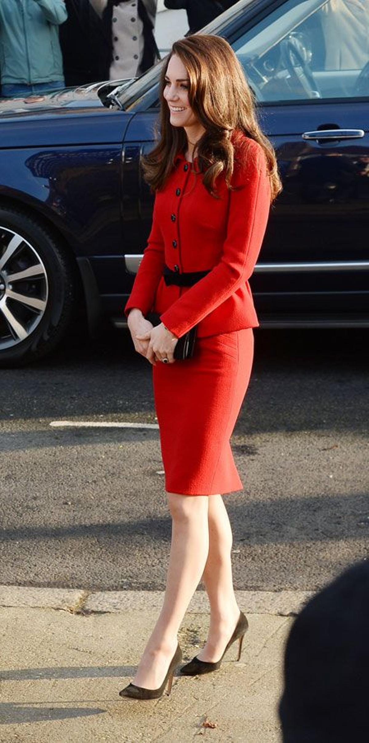 Kate Middleton con traje rojo de Luisa Spagnoli y stilettos negros