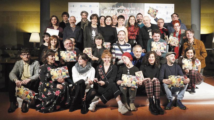 Foto de familia de los finalistas a los premios de teatro. // FdV