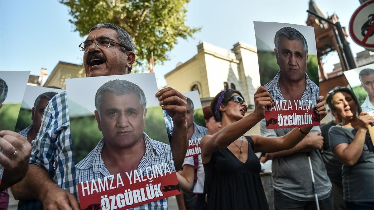 Manifestantes protestan por la detención de Yalçin a cargo de la policía española, el 13 de agosto, en Estambul.
