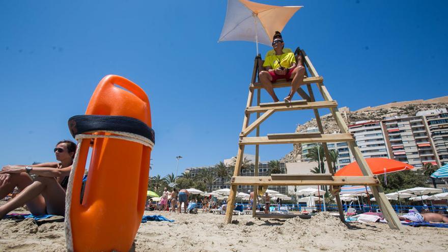 Socorristas en el Postiguet el pasado verano