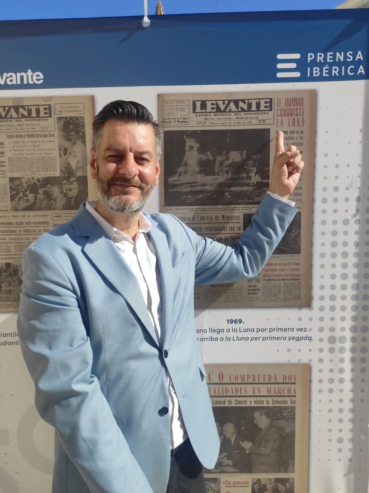 Levante-EMV expone 150 portadas para la historia en la plaza de la Reina