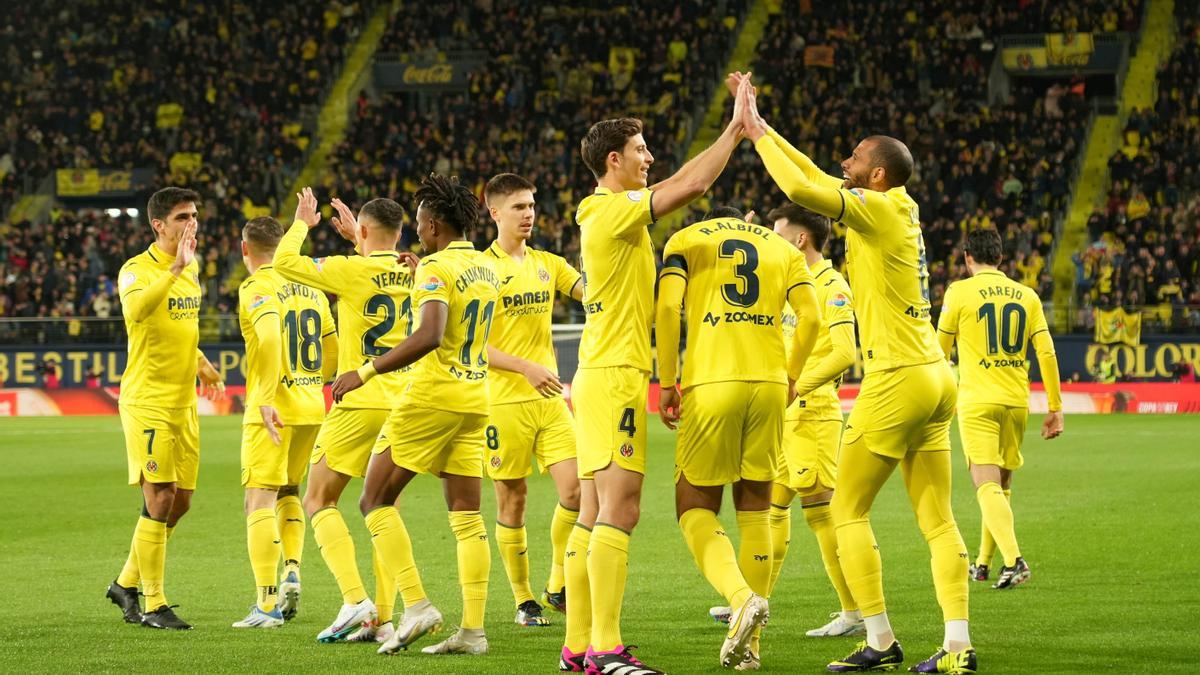 Los jugadores del Villarreal celebran el segundo tanto obra de Chukwueze ante el Real Madrid en la Copa.