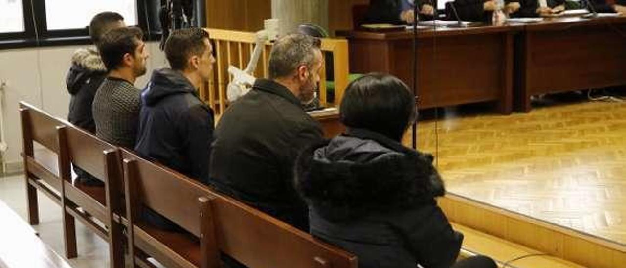 Los cinco acusados, de espaldas, ayer, en la vista. // Alba Villar