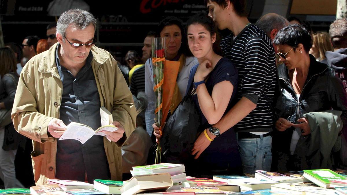 Sind zum Georgstag das traditionelle Geschenk für die Liebsten: Rosen und Bücher.