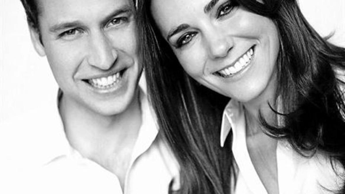 El príncipe Guillermo y Kate Middleton dieron a conocer ayer una foto inédita tomada por Mario Testino al incluirla en el programa de la ceremonia nupcial.